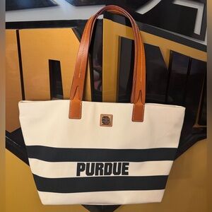 Versatile design,designed to be comfortable carried over the shoulder or hand.